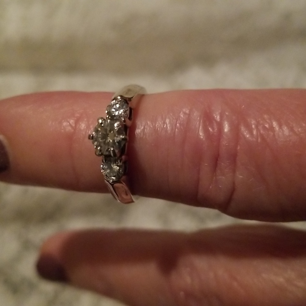 18K gold ring with 3 Beautiful Diamonds - Picture 11 of 13